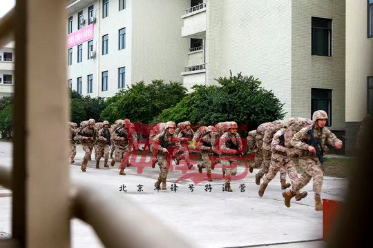 北京军训：年轻人，要懂得压力是无所不在，如影相随的。只要你对生活有要求，你就有压